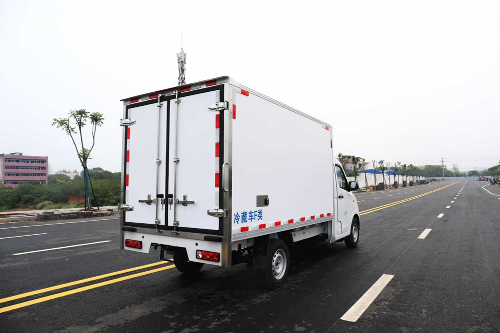 吉利?F1E 純電動(dòng)箱式冷藏運(yùn)輸車F類圖片4