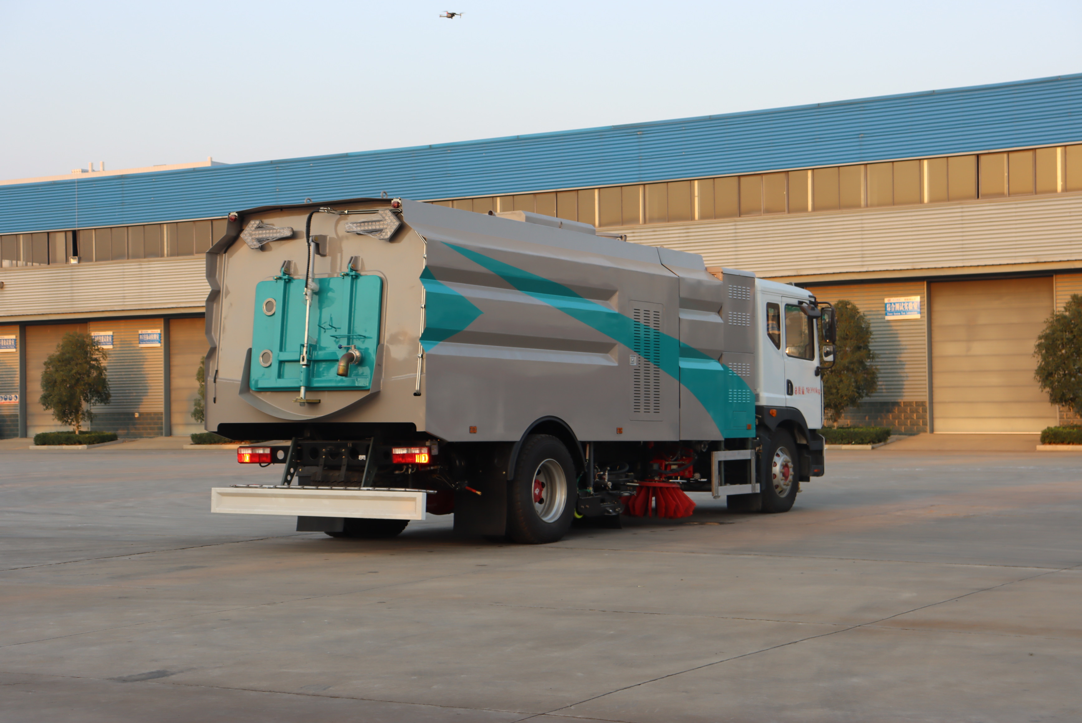 東風(fēng)凱普特型純電動(dòng)高端多功能洗掃車圖片4