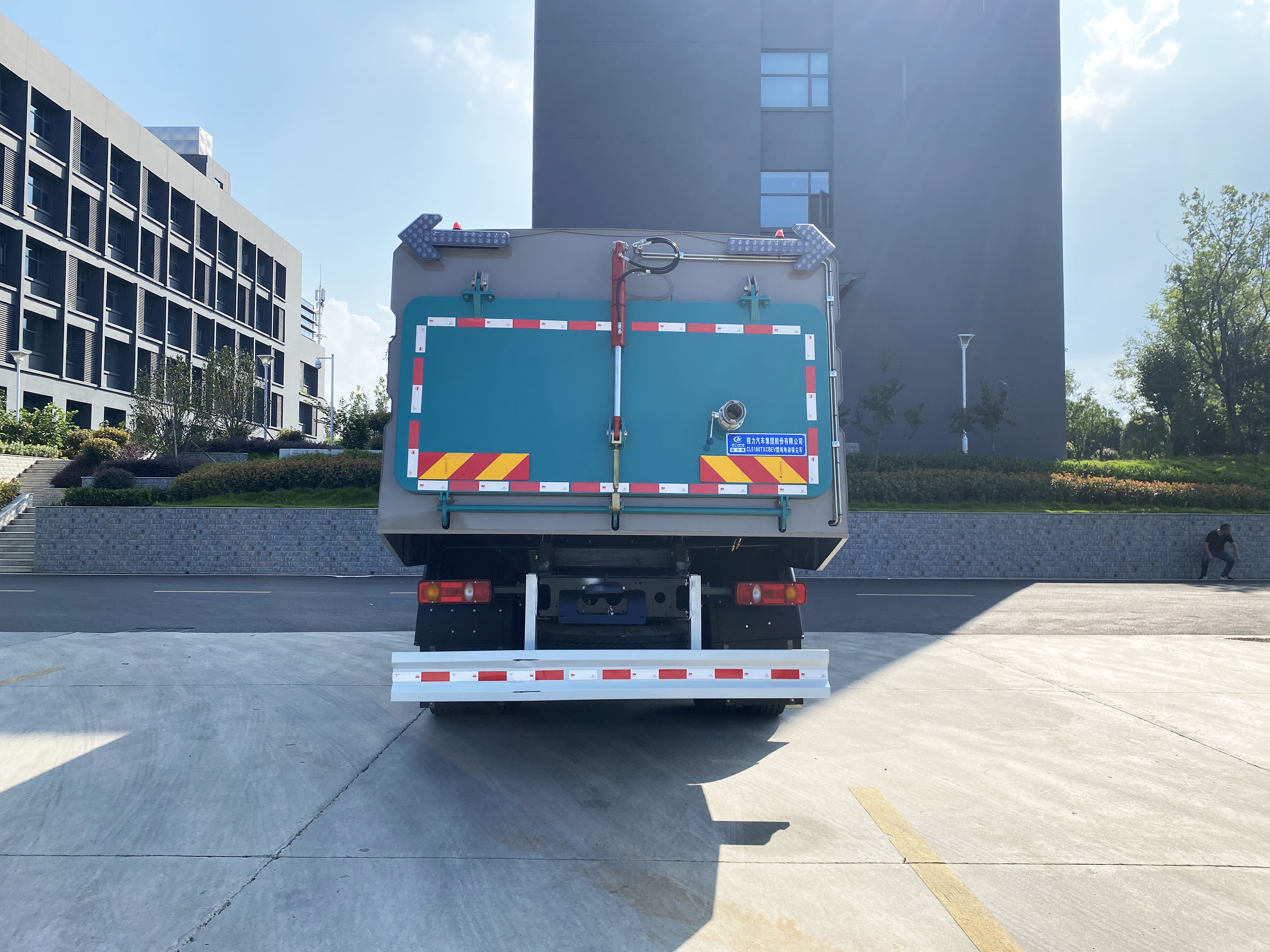 東風(fēng)天錦純電動(dòng)多功能洗掃車圖片5