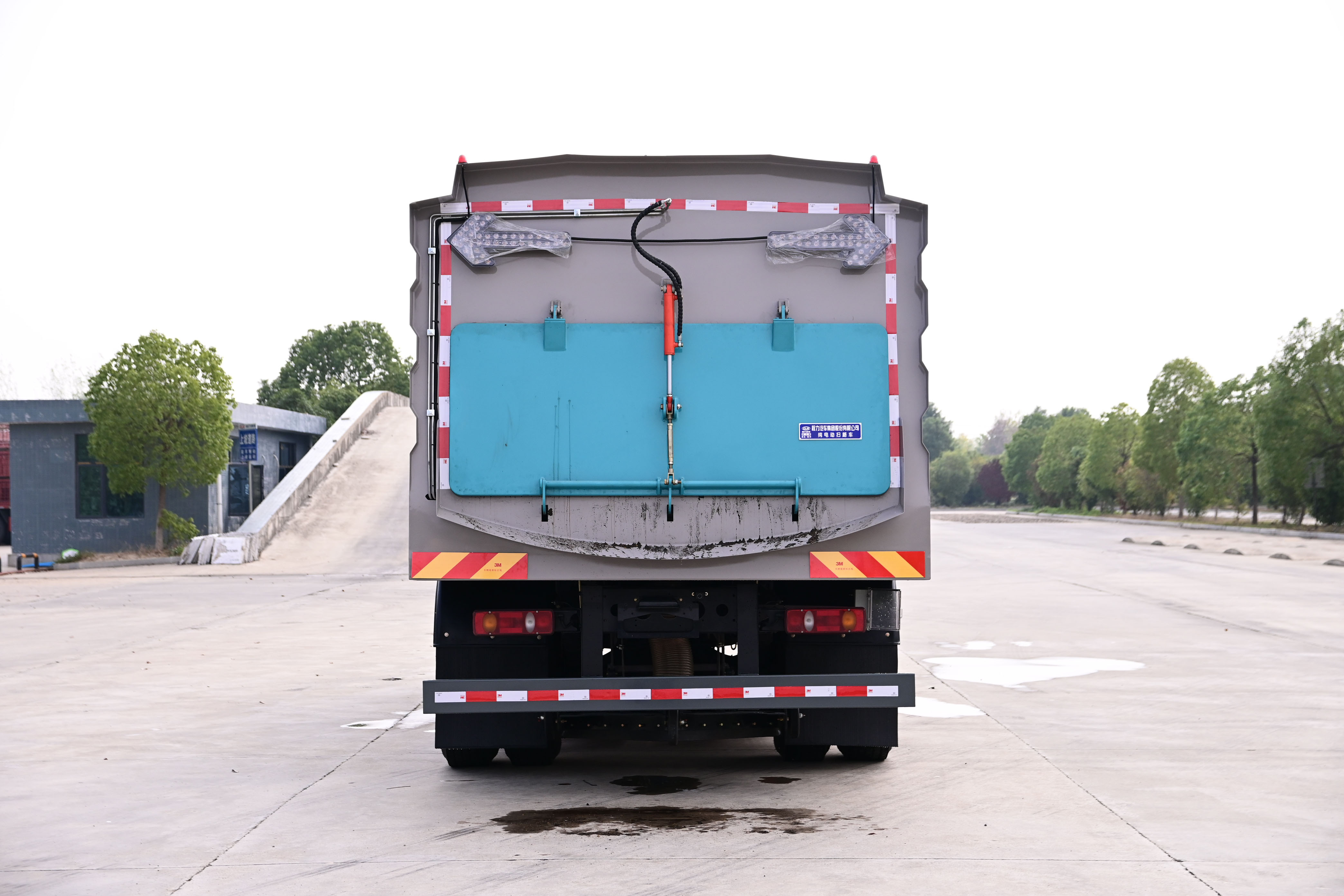 東風(fēng)天錦純電動12方掃路車加裝機(jī)場專用圖片5