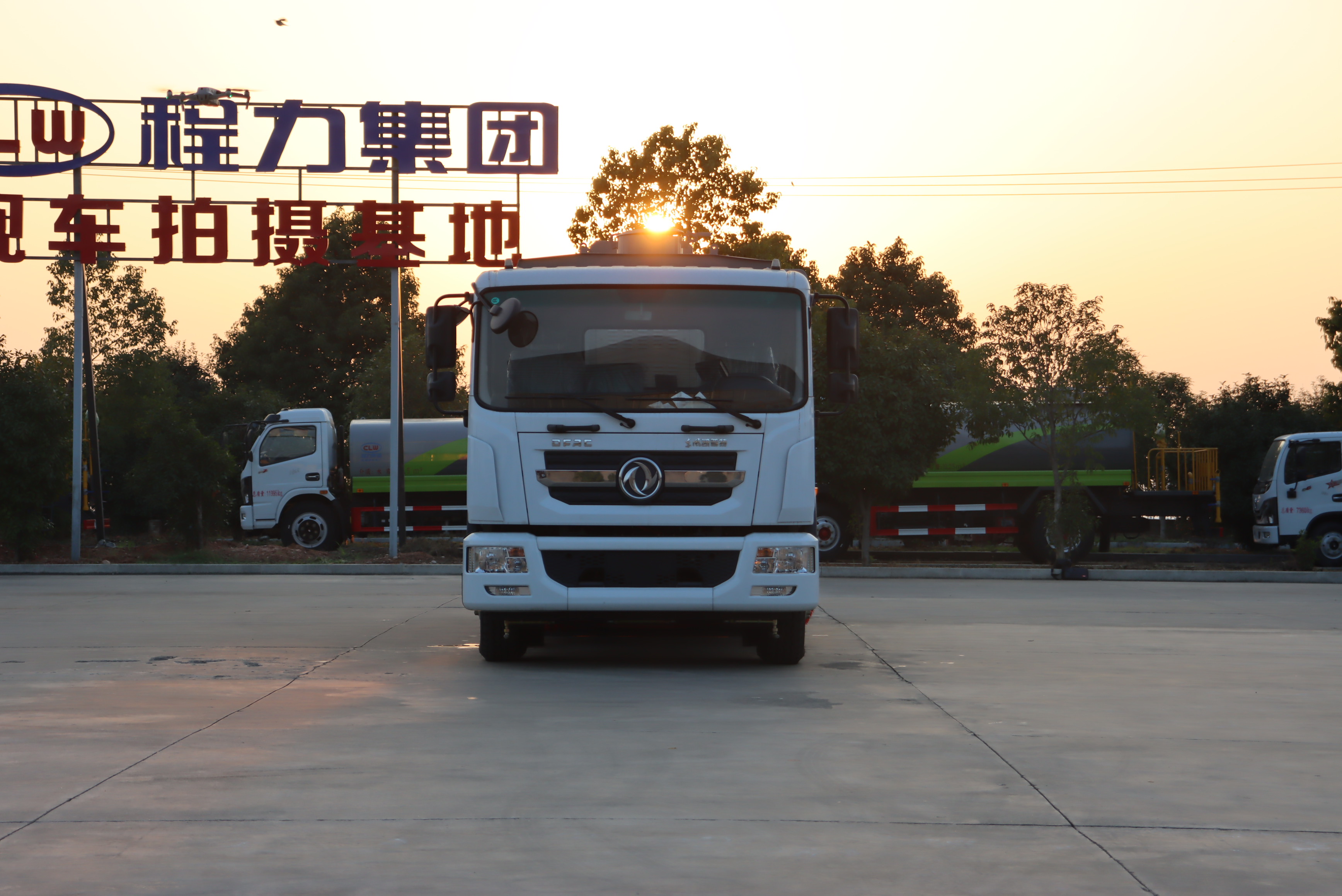 東風(fēng)凱普特型純電動(dòng)高端多功能洗掃車圖片2