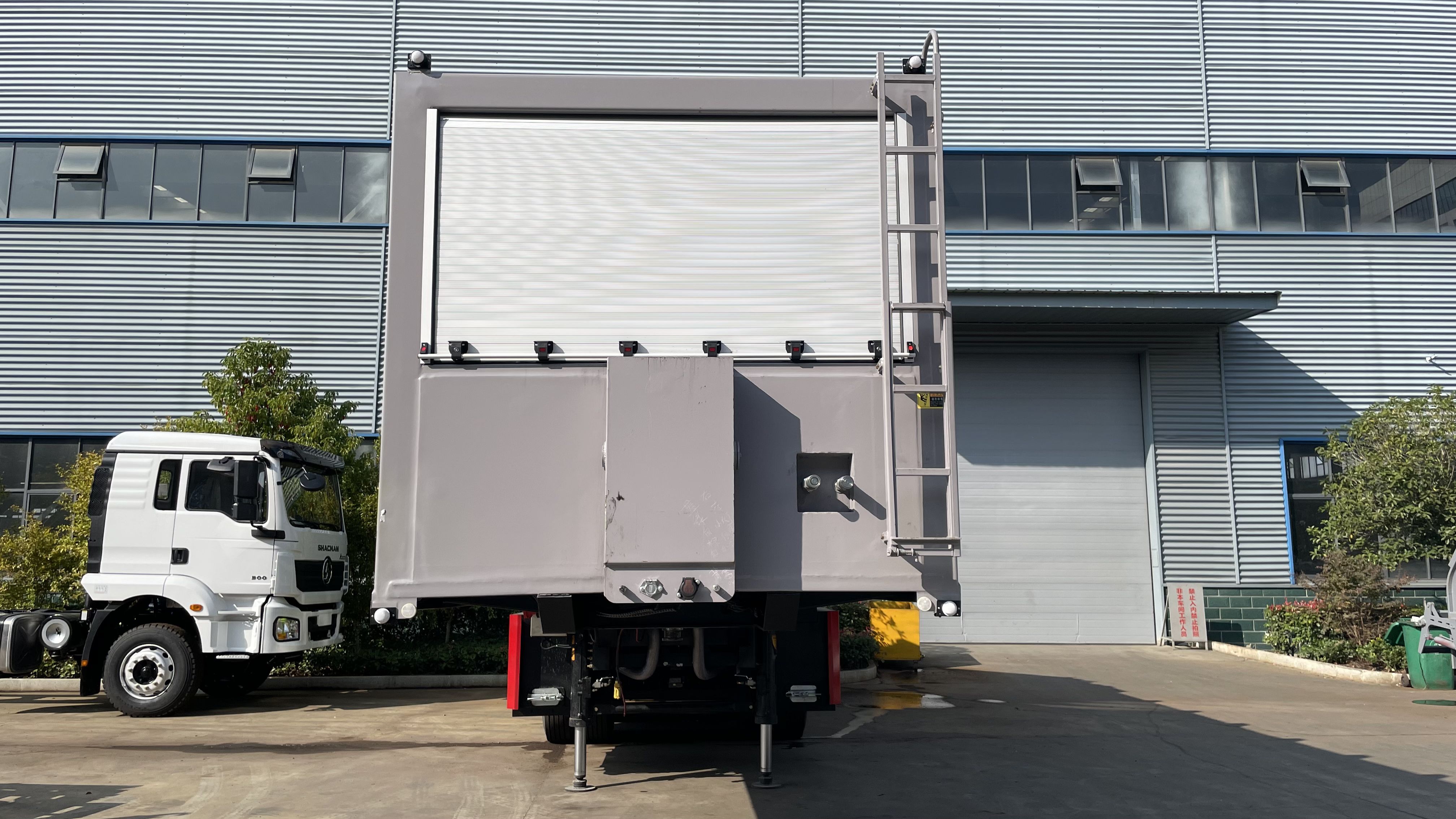 壓縮式半掛垃圾車(chē)移動(dòng)垃圾站圖片2