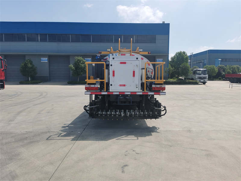 東風小多利卡高端瀝青灑布車圖片5