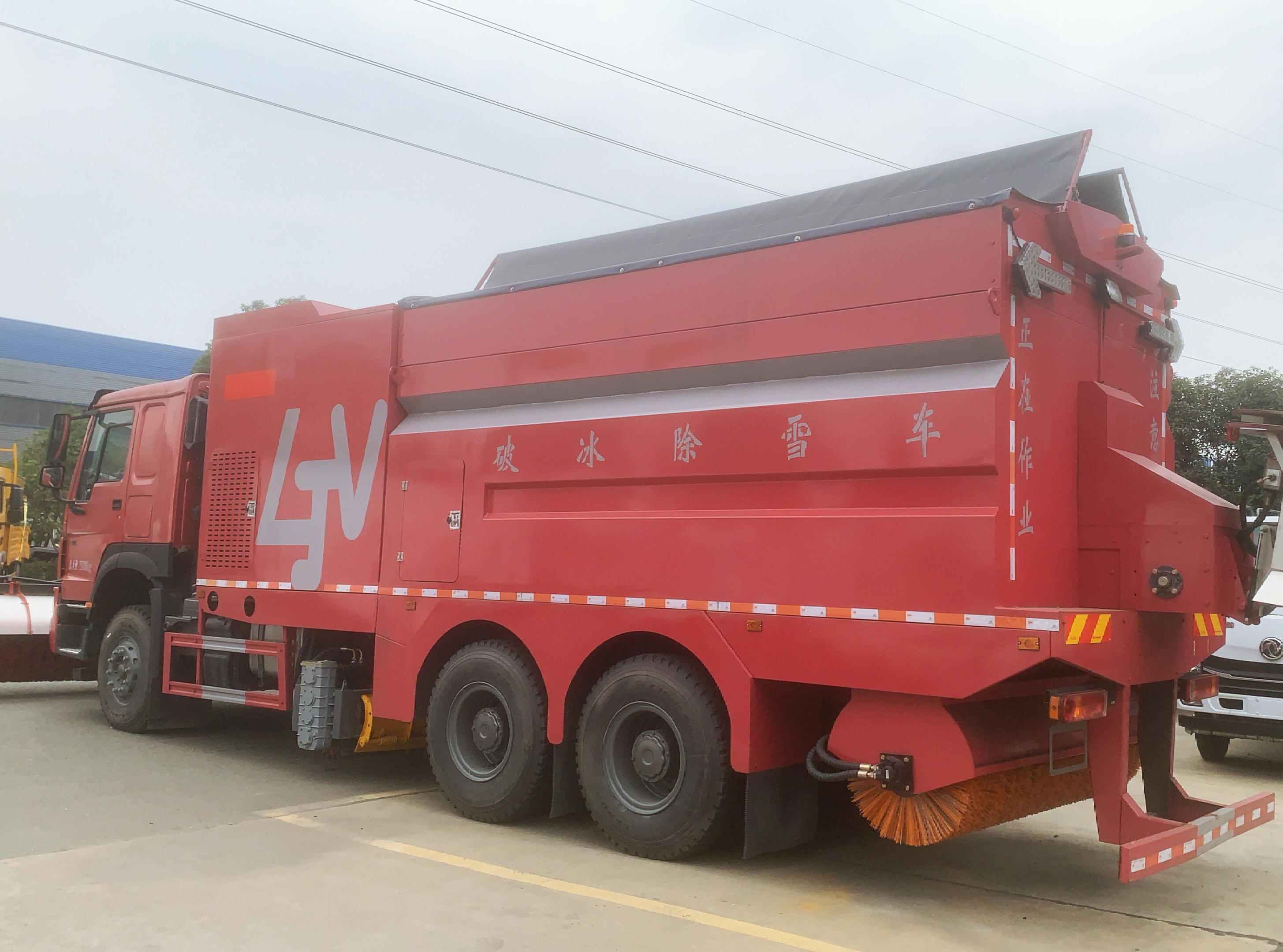 重汽豪沃后雙橋破冰除雪車，加裝撒布機，可配雪鏟雪滾圖片4