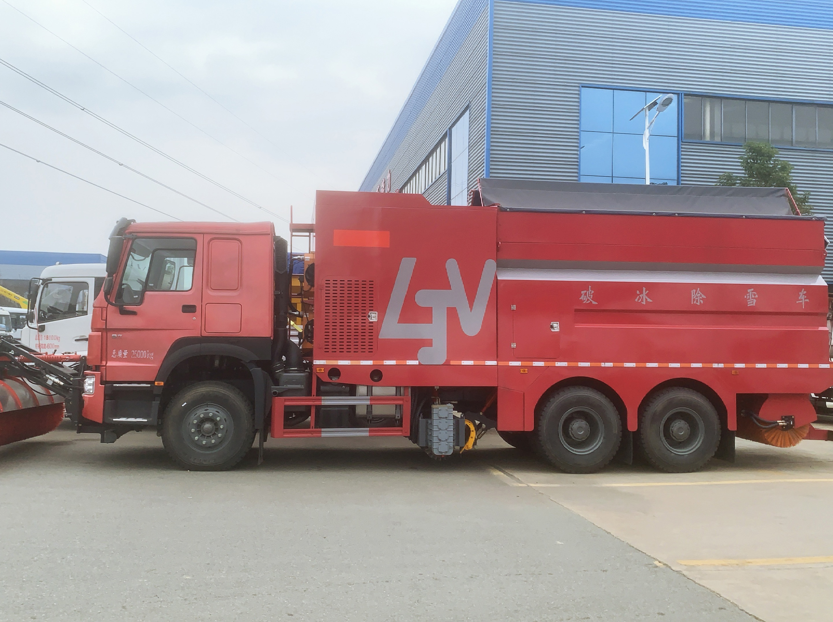 重汽豪沃后雙橋破冰除雪車，加裝撒布機，可配雪鏟雪滾圖片3