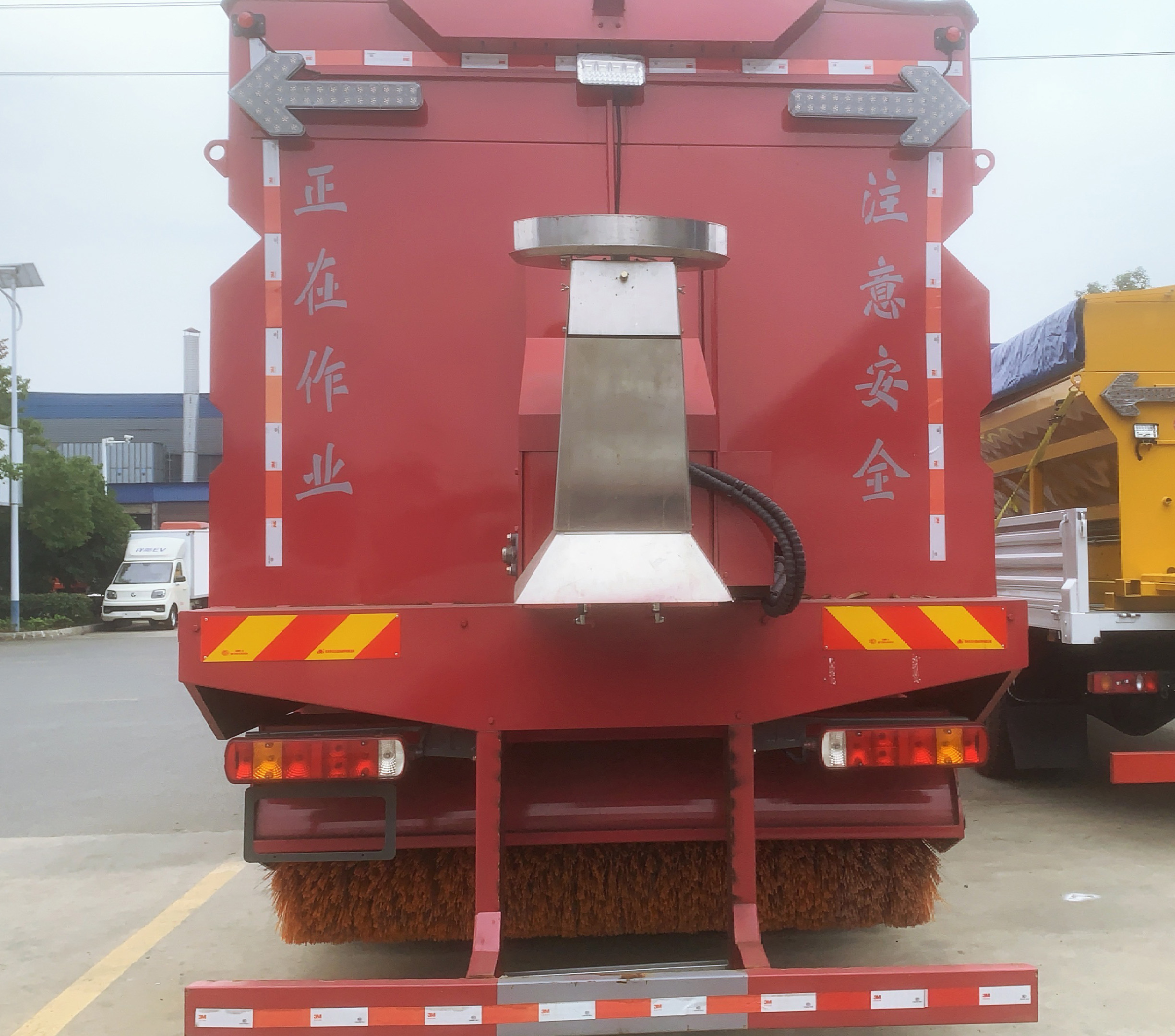 重汽豪沃后雙橋破冰除雪車，加裝撒布機，可配雪鏟雪滾圖片5