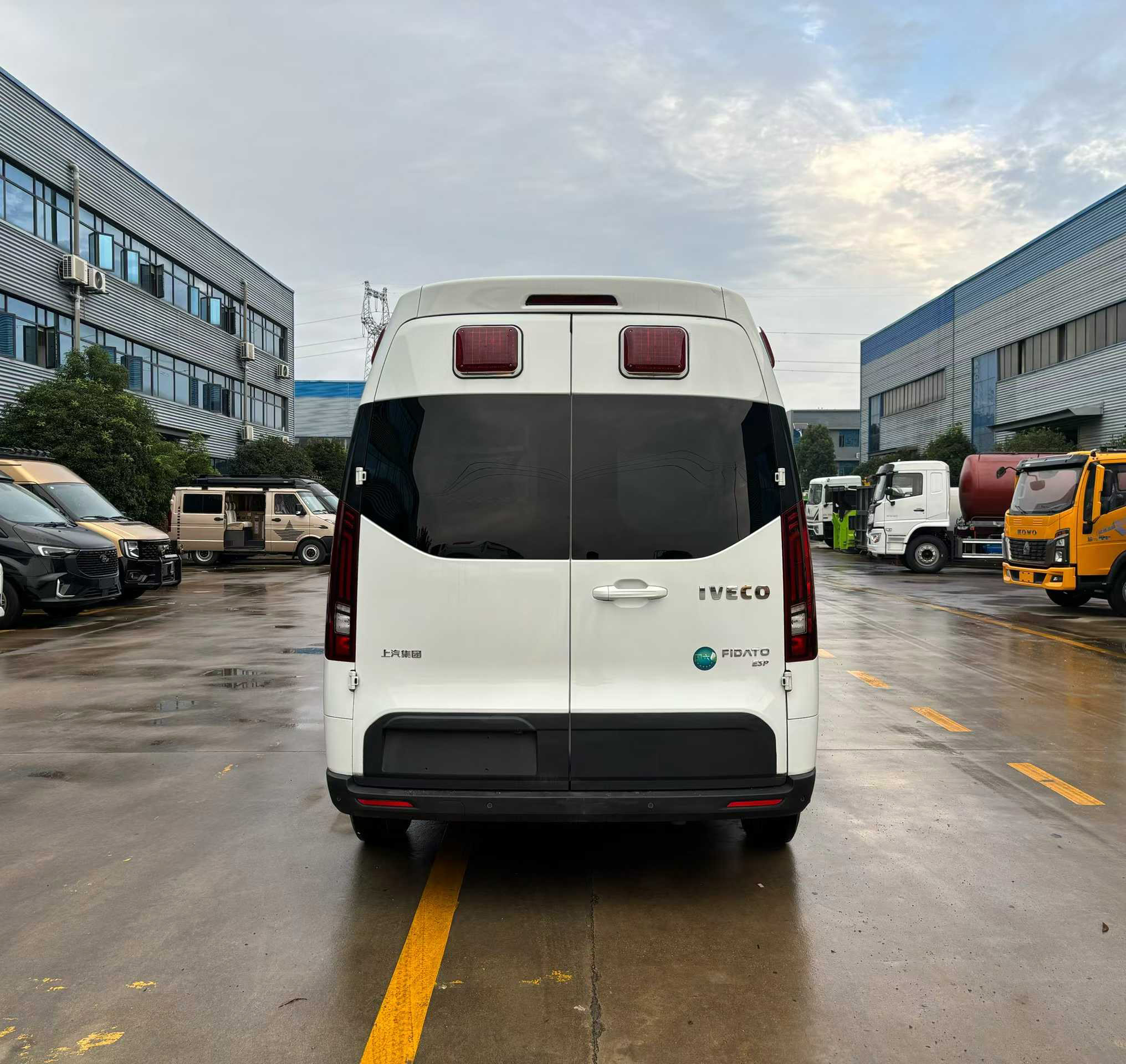 依維柯7-9人高端商務(wù)運(yùn)兵車(chē)圖片4