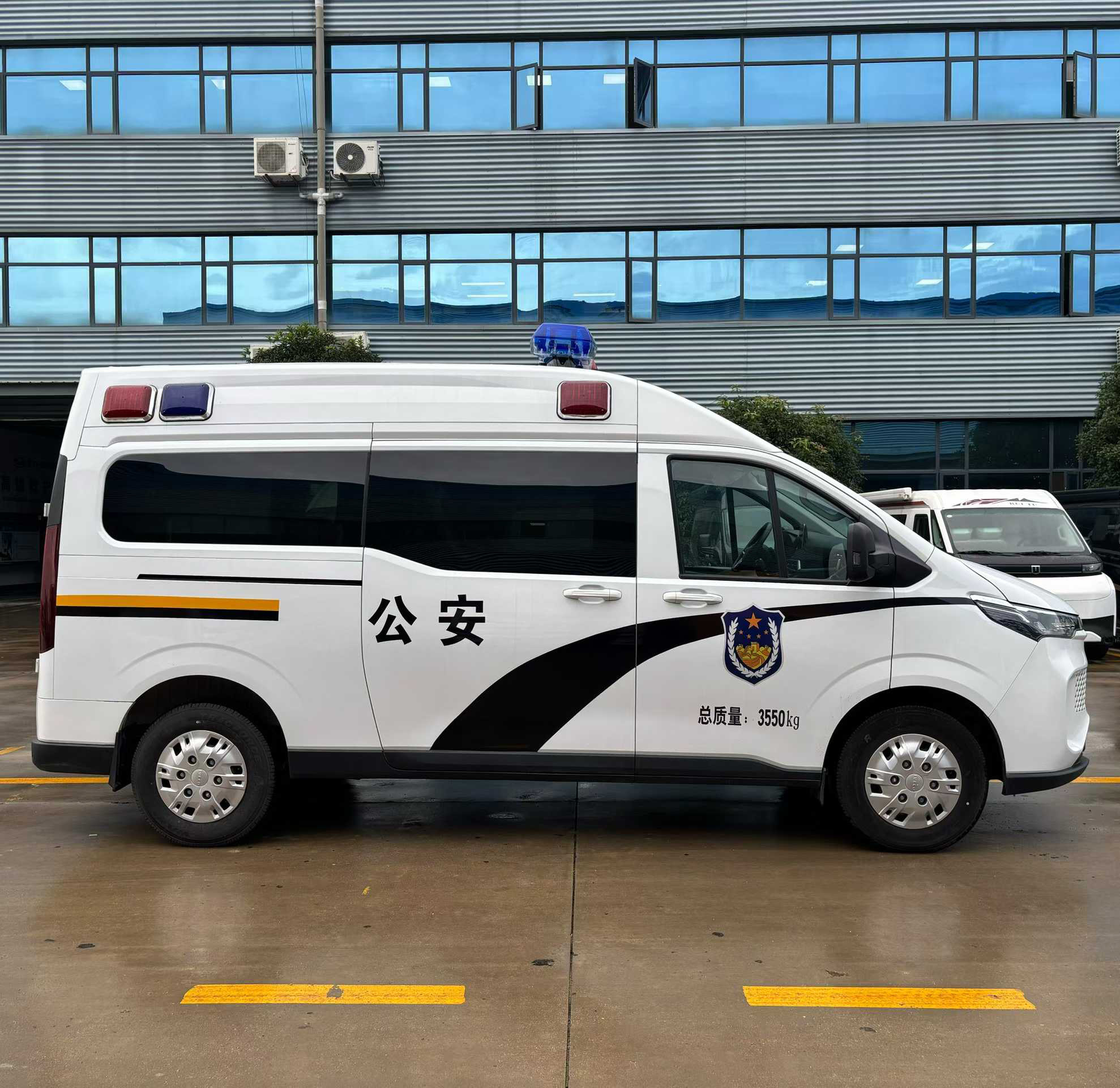 依維柯7-9人高端商務(wù)運(yùn)兵車