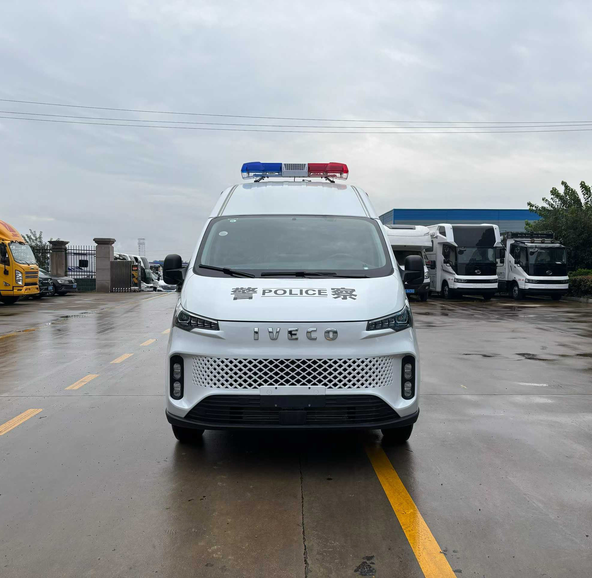 依維柯7-9人高端商務(wù)運(yùn)兵車(chē)圖片2